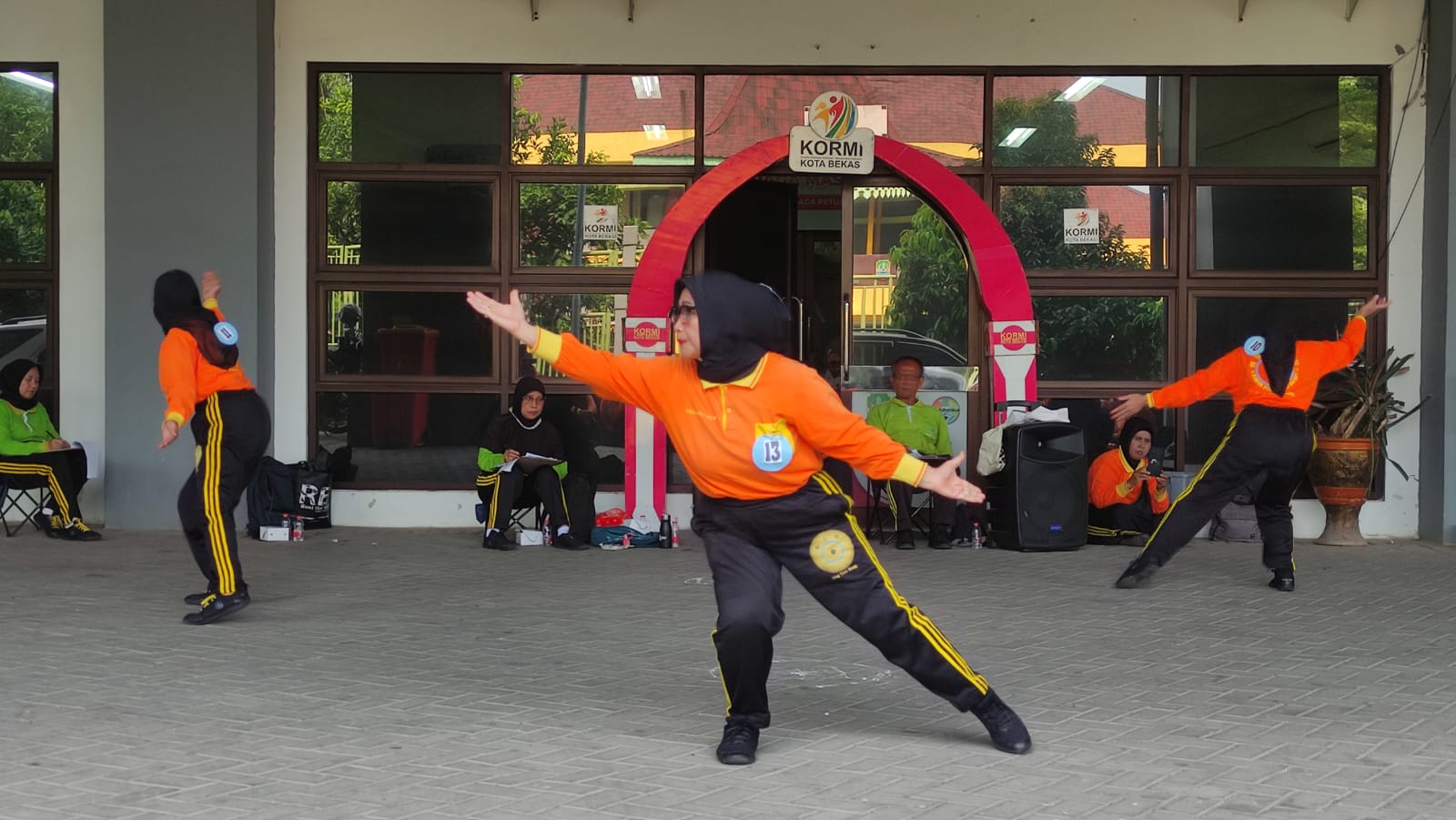 Usia Boleh Senja, Semangat Tetap Membara! Lansia Bekasi Ramaikan Lomba Ling Tien Kung